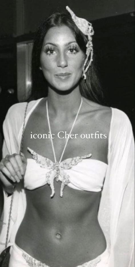 Cher Iconic Looks, Cher 1970s, Young Cher, Cher Costume, Cher Outfits, Cher Photos, 1970's Fashion, Fashion 70s, Runway Fashion Couture