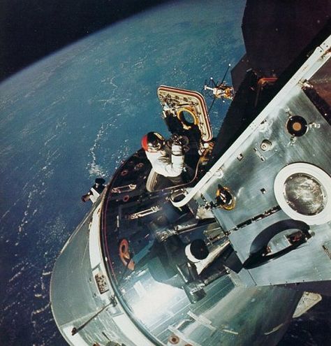 Apollo 9 astronaut Dave Scott during a spacewalk from the command module in March 1969. The Mississippi River is visible in the background. Apollo 9, Nasa Vintage, Apollo Space Program, Space Project, Nasa Earth, Vintage Nasa, Nasa Photos, Nasa Apollo, Nasa Images