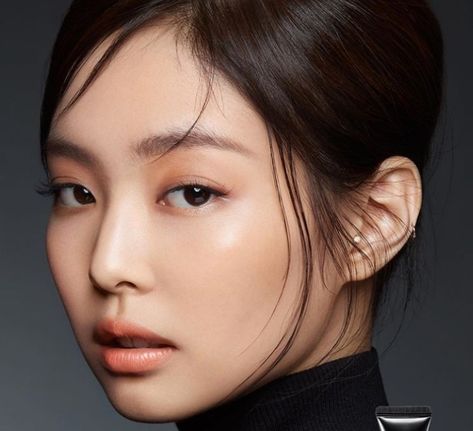 Kim Makeup, Second Ear Piercing, Korean Photoshoot, Cool Ear Piercings, Makeup Looks Tutorial, Beauty Shoot, Diy Beauty Hacks, Natural Beauty Tips, Jennie Kim