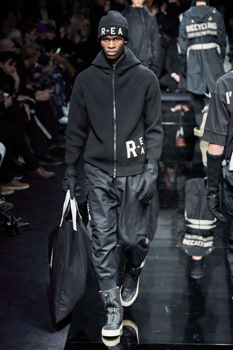 Emporio Armani Fall 2020 Menswear Fashion Show - Vogue Lifestyle Advice, Athleisure Men, Emporio Armani Men, Star Clothing, Armani Collection, Swag Men, Classy Men, Menswear Fashion Show, Menswear Fashion