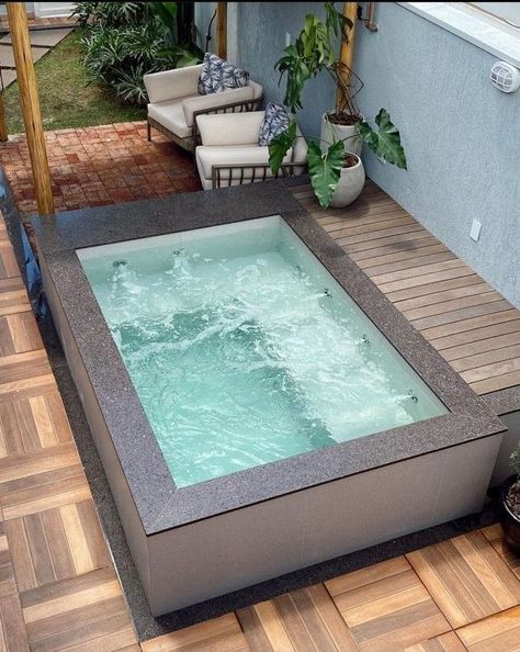 Kleiner Pool Design, Kolam Air, Landscaping Layout, Hot Tub Patio, Small Backyard Landscaping Ideas, Small Swimming Pools, Hot Tub Backyard, Hot Tub Garden, Rooftop Terrace Design