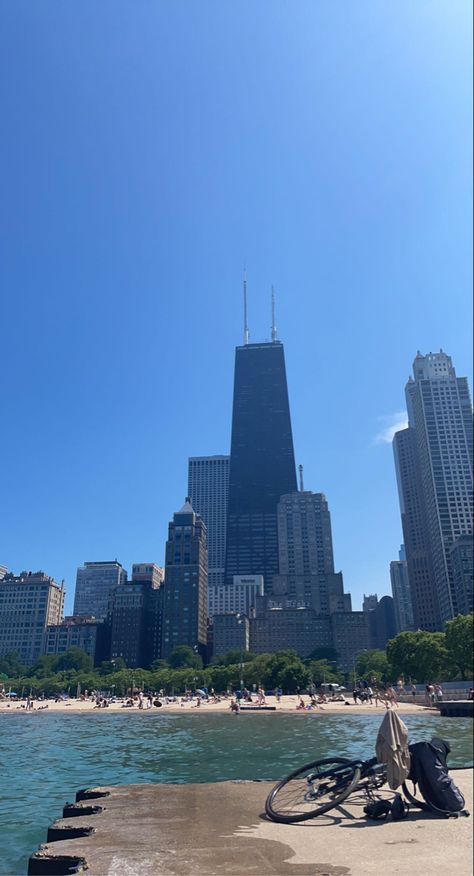 Chicago, summer, best friends, fun Chicago Beach Aesthetic, Chicago Summer Aesthetic, Lake Michigan Aesthetic, Chicago Lake Michigan, Travel Illinois, Beach Chicago, Honeymoon Vibes, Usa Life, Chicago Lakefront