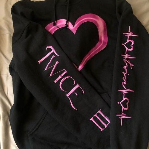 Twice Hoodie Outfit, Twice Merch Aesthetic, Kpop Hoodies, Kpop Hoodie, Hoody Kpop, Bts Hoodie, Aesthetic Clothing Stores, Hoodie Aesthetic, Heart Hoodie