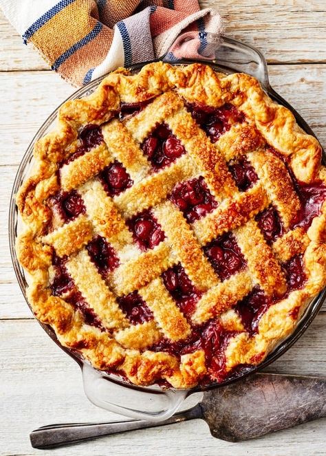 This sour cherry pie recipe is SUCH a delicious dessert! It has a homemade cherry pie filling and a flaky, all-butter crust. It's always a hit! مربى الفراولة, Homemade Cherry Pie, Sour Cherry Pie, Homemade Cherry Pies, Cherry Pie Recipe, Dessert From Scratch, Butter Crust, Cherry Recipes, Fruity Desserts