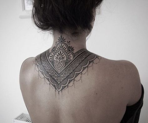 Tatuaje Front Neck Tattoo, Nape Tattoo, Best Neck Tattoos, Hipster Tattoo, Tato Minimal, Upper Back Tattoos, Necklace Tattoo, Throat Tattoo, Tatoo Inspiration