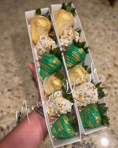 #graduation #chocolatecoveredstrawberries #green #gold Green And Gold Strawberries, Graduation Chocolate, Graduation Treats, Gold And Green, Covered Strawberries, Gold Party, Party Treats, Chocolate Strawberries, Chocolate Covered Strawberries