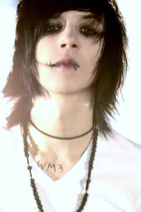 hey im Andy biersack and im 16 I write music and playin a band called black veil brides my mm wants me to finish high school that why im here im single coe say hi Andy Sixx, Andy Black, Andy Biersack, Black Veil Brides, Black Veil, Emo Scene, Emo Boys, Discover Yourself, Express Yourself