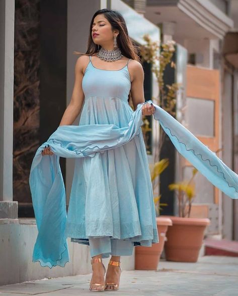 Strap Kurti, Anarkali Dress For Wedding, Western Sarees, Salwar Suits For Wedding, Indian Saree Wedding, Indowestern Dress, Indian Kurti Designs, Suits For Wedding, Trendy Outfits Indian