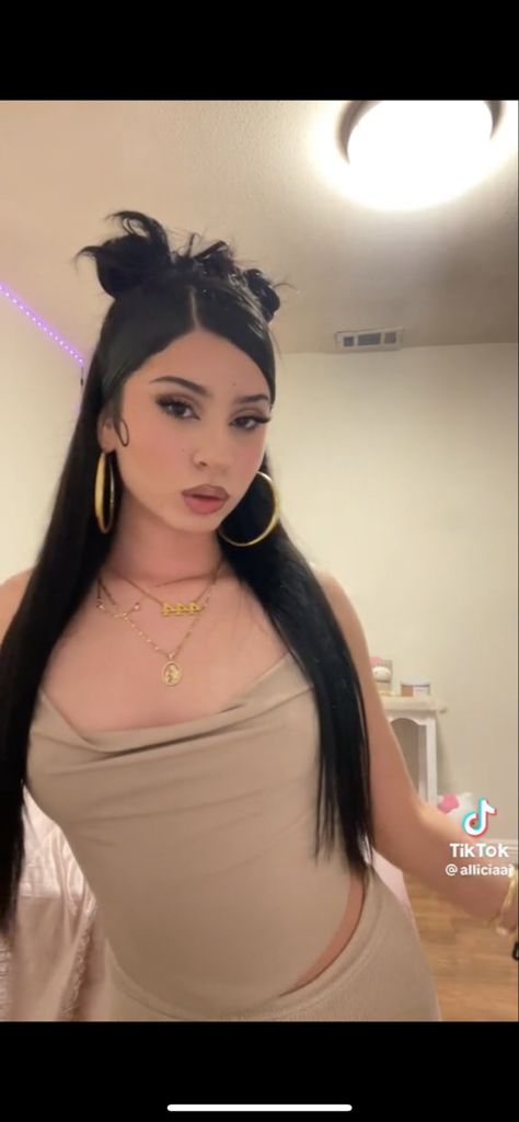 Right Side Hair Part Hairstyles, Baddie Hairstyles For Big Foreheads, Cute Simple Hairstyles Latina, Hairstyles For Straight Hair Baddie, Kali Uchis Concert Hairstyles, Medium Baddie Hairstyles, Cute Hairstyles For Mexican Hair, Baddie Hairstyles For Round Faces, 2000s Latina Hairstyles