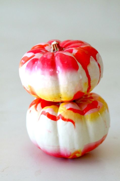 25 No Carve Pumpkin Decorating Ideas Marbled Pumpkins, Tie Dye Pumpkin, Creative Diy Costumes, Pumpkin Painting Party, Decorate Pumpkins, Pumpkin Decorating Diy, Creative Pumpkin Painting, Halloween Pumpkin Diy, Creative Pumpkin Decorating