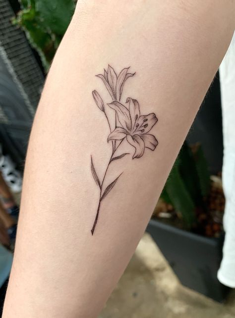 Azucena Flower Tattoo, Tattoo Lilies Flower, Lily Wrist Tattoos For Women, Alstroemeria Flower Tattoo, Alstromeria Tattoos, Day Lilies Tattoo, Lily Of The Incas Tattoo, Lily Tattoo Hand, Peace Lily Tattoo Design