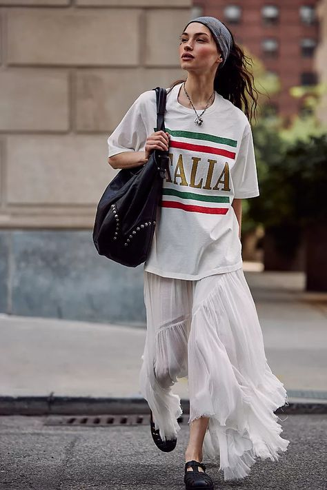 Summer In The City | Summer Clothes + Outfits | Free People Oversized Tee Outfit, Oversize Outfit, Outfit Oversize, Graphic Tee Style, Skandinavian Fashion, Graphic Tee Outfits, Cool Graphic Tees, Top Graphic Tees, Tshirt Outfits