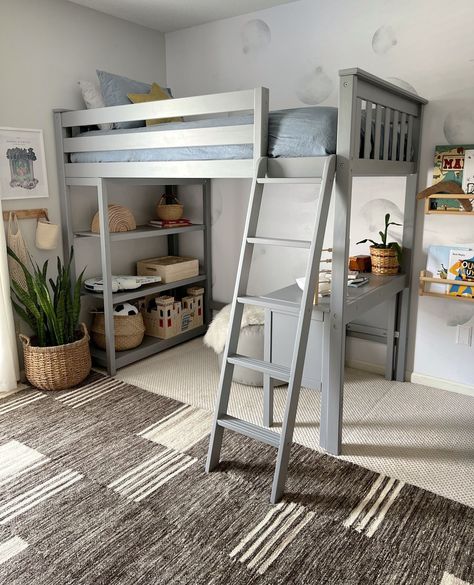 School will be back in session before you know it, so it’s prime time to deck out your kid’s room for ultimate study success. This year, why not ditch the ordinary bed and upgrade to a super cool loft bed with desk?⁠ ⁠ Trust us, these elevated beds with desks underneath are lifesavers (or should we say, grade savers?), especially during back-to-school season. Let’s get into why these study loft beds for kids are so amazing from elementary school to high school.⁠ ⁠ Loft beds with desks: ⁠ -Ma... Top Bed With Desk Under, Teenage Girl Bedrooms Loft Bed, Loft Bed With Twin Bed Underneath, Raised Bed With Desk Underneath, Loft Bed Ideas With Desk, Max And Lily Loft Bed, Loft Bed Kid, Loft Bedroom Ideas For Kids, Bunk Bed With Desk Under