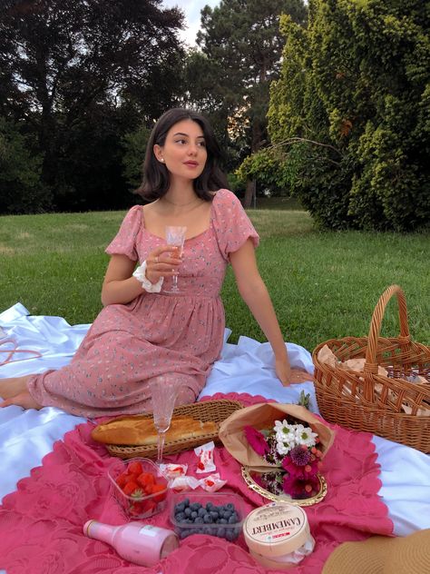 Park Picnic Outfit, Cottagecore Cotton Dress For Picnic, Fancy Picnic Photoshoot, Ideas For Picnic, Pregnant Picnic Photoshoot, Cottagecore Picnic Photoshoot, Dreamy Picnic Photoshoot, Fruit Picnic, Picnic Aesthetics