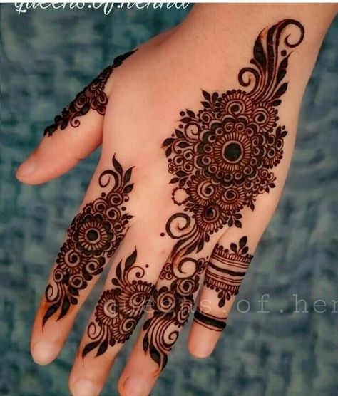 Mehindi Desgin Simple Arabic Front Hand, Mehindi Desgin Simple Front Hand, Mehandi Design Simple Easy, Mehindi Desgin Simple, Fingers Mehndi, Hena Designs, Pretty Henna, Mehndi Designs 2018, Finger Design