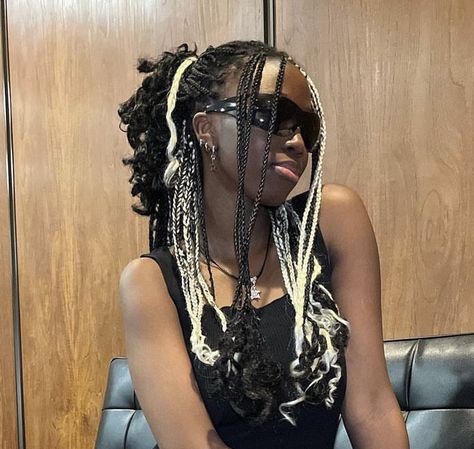 Black And Blonde Y2k Hair, Black And White French Curl Braids, Black And White Goddess Braids, White And Black Box Braids, Skunk Braids For Black Women, Skunk Hair Braids, Black And Blonde Twists, Black And Silver Braids, Blond And Black Braids