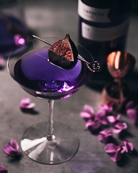 Schwarzwald Martini — GourmetGlow Apothecary Cocktails, Bar Drinks Aesthetic, Japan Drinks, Hobbit Recipes, Cocktails Aesthetic, Purple Interior Design, New Year's Drinks, Purple Cocktails, Rainbow Bar