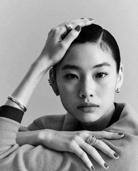 jung hoyeon x marie claire korea 2021 Model Face Poses With Hands, Female Portrait With Hands, High Fashion Headshots, Face Model Poses Portrait Photography, Modeling Headshots Female, Face Hand Pose, Hand And Face Poses, Hand Poses Photography Face, Face And Hands Poses