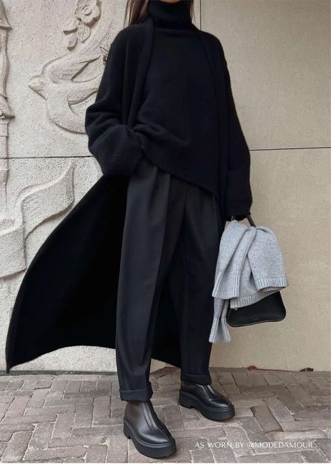 Classic Minimalist Outfits, Black Coat Outfit, Long Cardigan Outfit, Long Oversized Cardigan, Minimalist Winter, Long Black Cardigan, Coat Outfit, Black Clothing, Outfit Look