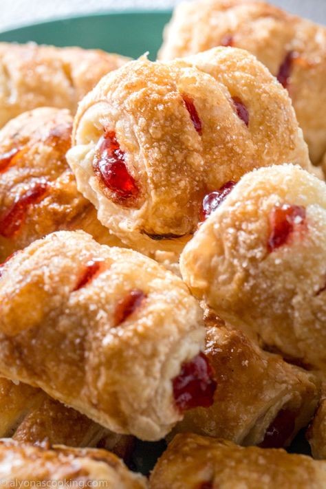 easy-strawberry-strudels-recipe Ideas For Puff Pastry Sheets, Jam Pastry Recipe, Puff Pastry And Lemon Pie Filling, Puff Pastry Recipes Dessert Strawberries, Puff Pastry Small Bites, Jam And Puff Pastry, Easy Puff Pastry Snacks, Simple Pastry Desserts, Strawberry Jam Puff Pastry