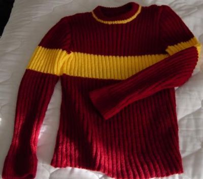 The Quidditch sweater will fit ladies with a 38” (96.8 cm) bust. Supplies 450g of double knitting yarn in MC: – Red for Gryffindor – Yellow for Hufflepuff – Blue for Ravenclaw – Green for Slytherin 100g of double knitting yarn in CC: – Gold for Gryffindor – Black for Hufflepuff – Bronze for book ...read more! Quidditch Sweater, Harry Potter Jumper, Hufflepuff Costume, Gryffindor Costume, Weasley Sweater, Harry Potter Knit, Harry Potter Crochet, Jumper Knitting Pattern, Harry Potter Baby