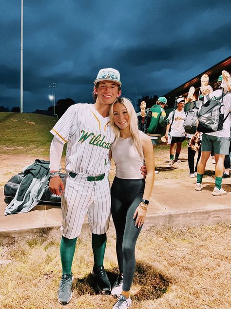 Baseball Gf Aesthetic, Baseball Bf Aesthetic, Baseball Bf And Gf Pics, Baseball Couple Goals, Baseball Gf Outfits, Baseball Couple Aesthetic, Baseball Boyfriend Aesthetic, Baseball And Softball Couple, Cute Baseball Couples