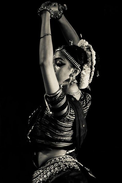 Odissi Dance Aesthetic, Dance Aesthetic Bharatanatyam, Indian Dancer Aesthetic, Odissi Dance Photography, Aesthetic Bharatnatyam, Odissi Aesthetic, Bharatnatyam Aesthetic Poses, Bharathanatiyam Dance, Kuchipudi Aesthetic