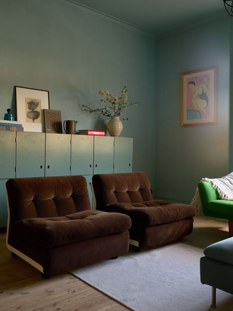 Swedish Midcentury Design, Yellow Couch Living Room Ideas, Swedish Sofa, Green Couch, Wooden Wall Panels, Interiors Inspiration, Blue Cabinets, Green Sofa, Brown Sofa