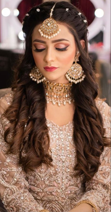 Hairstyles For Sangeet Function, Hair Do Wedding, Learn Hairstyles, Sangeet Hairstyles, Hair Styal, Western Hairstyles, Messy Braided Hairstyles, Bangs Cut, Dj Style