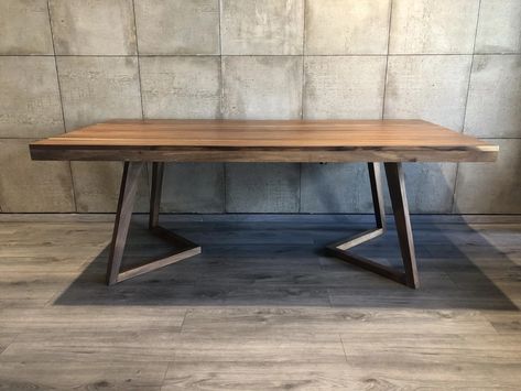 Coastal Furniture Ideas, Dinner Tables Furniture, Wood Dinner Table, Coffee Table Design Modern, Welded Furniture, Wine Tasting Room, Bed Furniture Design, Coastal Furniture, Dining Table Top