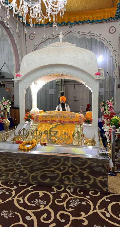 Gurughar Pics, Gurudwara Snapchat Stories, Waheguru Ji Wallpapers, Gurudwara Snap, Gurudwara Photography, Snaps Aesthetic, Hands With Drip In Hospital, Gurudwara Sahib, Hospital Real