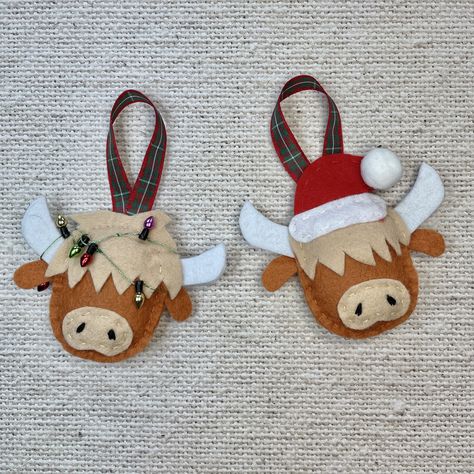 *Note that this listing is for one item only!* 🎄 These hand-made  festive Highland Cow Christmas tree decorations are offered in two varieties - a Santa, or one with fairy lights (please note, there are just a decoration!) They are made from wool blend felt and gently stuffed with polyester filling. 🎄 Each decoration measures approx. 10 x 7 cm.  (4x3 inches) The tartan  ribbon attached measures 7cm, which is ideal for hanging onto your Christmas tree or elsewhere around the home.  🎄 Due to sm Diy Christmas Ornaments Santa, Primitive Felt Crafts, Felt Christmas Tree Ornaments Diy, Highland Cow Felt Ornament, Cow Felt Ornaments, Felt Ideas Handmade Gifts, Diy Cow Christmas Ornaments, Wool Christmas Ornaments Diy, Diy Highland Cow Ornament