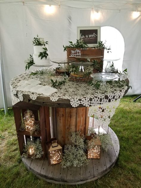 Backyard Wedding Cake Table, Rustic Wedding Anniversary Decor, Rustic Wedding Party Table, Wedding Spool Tables, Country Wedding Cake Table, Spool Wedding Table, Wooden Spool Cake Table Wedding Ideas, Simple Backyard Reception Ideas, Wedding Spools Decoration