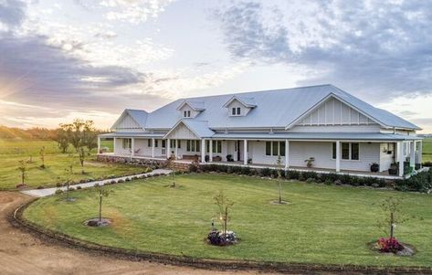 Farmhouse Australian Country Homes, Australian Country Home Exterior, Modern Australian Farmhouse, Country Home Australian, Queenslander Homes Exterior, Acreage Homes, Australian Country Houses, Weatherboard Exterior, Country Homestead