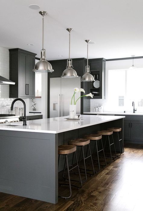 black white grey wood kitchen with island - Trendir Sustainable Kitchen Design, Model Dapur, Grey Kitchen Designs, Kabinet Dapur, Diy Tv Stand, Sustainable Kitchen, Best Kitchen Designs, Classic Kitchen, Kitchen Island Design