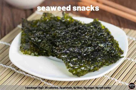 seaweed nori low carb snack idea Vegan Crab Cakes, Makanan Rendah Kalori, Crispy Seaweed, Edible Seaweed, Vegan Crab, Easy Low Carb Snacks, Nori Seaweed, Seaweed Snacks, Low Carb Snacks