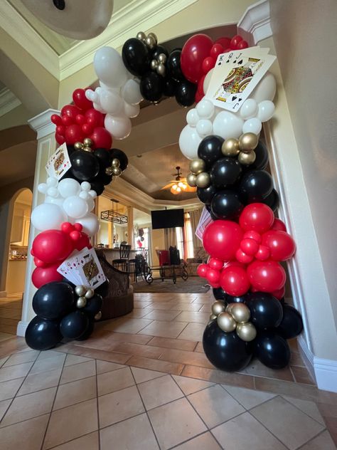 50th Casino Theme Party, Game Night Balloon Decorations, Game Night Balloon Garland, Playing Card Decoration Ideas, 18th Birthday Casino Party, Vegas Birthday Party Theme, Card Theme Party, Casino Night Birthday Party Ideas, Poker Party Decor