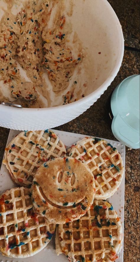 Preppy Waffles, Cake Pop Decorating, Birthday Breakfast, Pancakes, Waffles, Cake