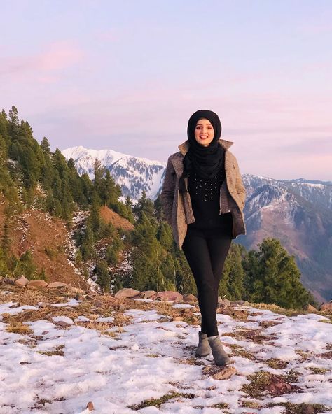 Nimragram shared a photo on Instagram: “✨چلیں جیسے ہوائیں، سنن سنن - - Life Update: Pictures from my recent class trip to Peer Chanasi✨…” • See 328 photos and videos on their profile. Kashmir Look For Women, Kashmir Honeymoon Outfits, Kashmir Trip Outfit Ideas Winter, Kashmir Vacation Outfits, Outfits For Kashmir Trip, Mussoorie Outfit Ideas, Kashmir Outfit Ideas Women, What To Wear In Kashmir Trip, Kashmir Trip Outfit Ideas