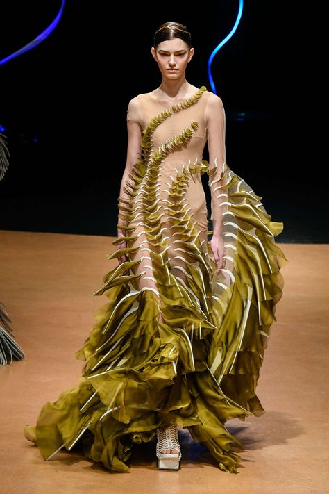 Iris Van Herpen spring/summer 2020 haute couture Van Herpen Dress, Iris Van Herpen Couture, Camp Fashion, 80s Clothing, Extreme Fashion, Collection Couture, Iris Van Herpen, Paper Dress, Couture Dress