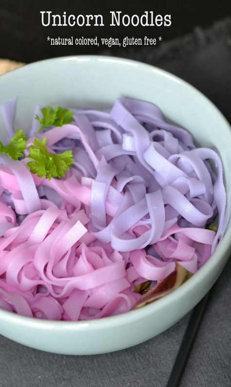 Magical food: unicorn noodles - Anne Travel Foodie Unicorn Dinner Food, Pink Foods For Party Healthy, Savory Unicorn Party Food, Colorful Food Recipes, Legally Blonde Party Food, Pink Foods For Party, Cute Party Food, Unicorn Noodles, Magical Food