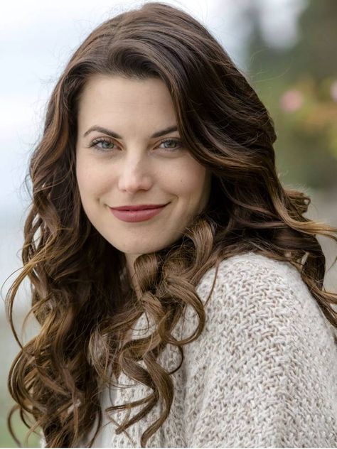 Chesapeake Shores Style, Ruby Ouat, Megan Ory, Mystery Romance Books, Meghan Ory, Chesapeake Shores, Female Image, Celebrity Magazines, Image Bank