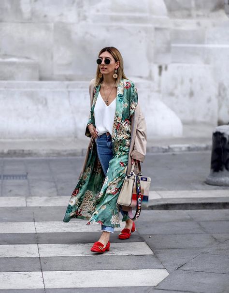 Ageless outfit: a kimono and jeans Silk Kimono Outfit, Silk Robe Outfit, Long Kimono Outfit, Kimono And Jeans, Kimono Outfits, Look Jean, Kimono Outfit, Mode Kimono, Floral Print Kimono