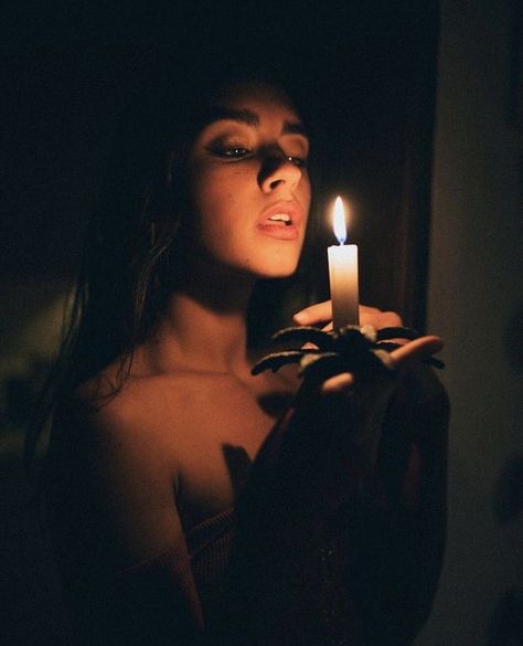 Candle Photoshoot, Photography Set Up, Candles Photography, Halloween Photoshoot, Shooting Photo, Dark Photography, Creative Portraits, Birthday Photoshoot, Photography Women