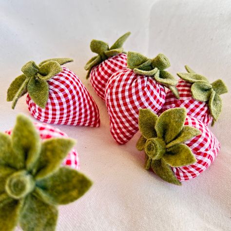 Fabric Strawberries, Fabric Strawberries Pattern, Strawberry Crafts, Folded Fabric Ornaments, Diy Sewing Gifts, Scrap Fabric Crafts, Sewing To Sell, Scrap Fabric Projects, Fabric Christmas Ornaments