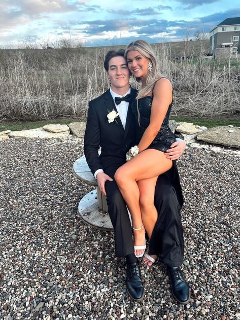 Black Prom Look Couple, Black Prom Dresses Couple, Black Prom Dress Ideas Couples, Black On Black Prom Couples, Black And White Homecoming Couples, Black Dress Hoco Couple, All Black Hoco Couple, Black Prom Outfits For Couples, Winter Formal Poses With Date