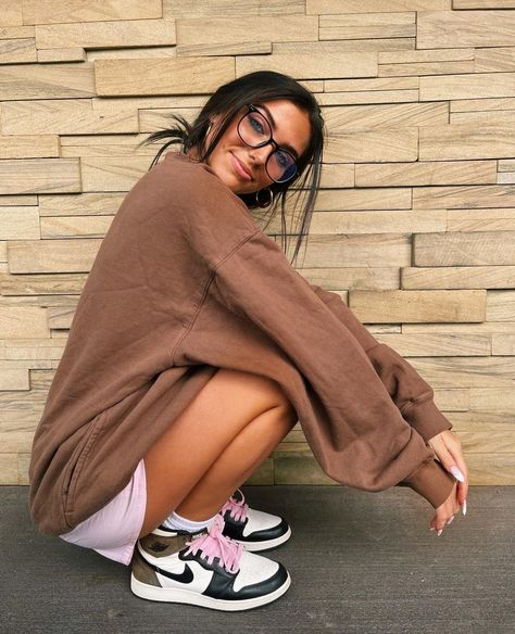 Outfit With Glasses, Jordan Beckham, Comfy Outfit, Girl Fits, Girls With Glasses, Cute Poses For Pictures, Fashion Hacks Clothes, Cozy Outfit, Fall Winter Outfits