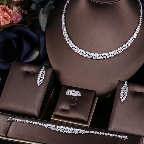 Wedding Jewelry Sets Bridal Jewellery, Bride Jewelry Set, Diamond Jewelry Set, Wedding Party Accessories, Diamond Pendants Designs, Indian Bridal Jewelry Sets, Diamond Necklace Designs, Jewelry Set Design, Diamond Jewelry Designs