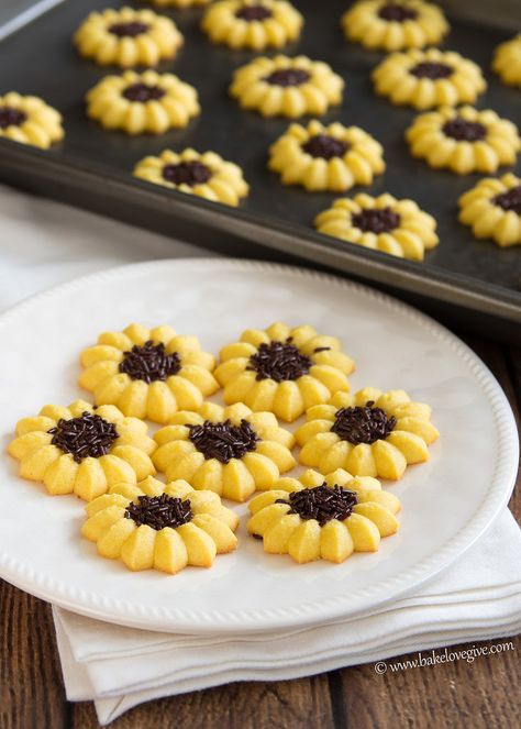 Lemon Sunflower Spritz Cookies بيتي فور, Spritz Cookie Recipe, Sunflower Cookies, Spritz Cookies, Yellow Foods, Cookie Press, Snacks Für Party, Wedding Cookies, Tea Cakes