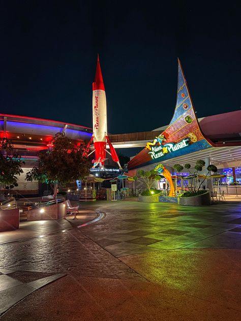 Pizza Planet restaurant at night located in Tomorrowland at Disneyland in Anaheim, California Disney Tomorrowland Aesthetic, Pizza Planet Wallpaper, Tomorrowland Disneyland, Tomorrowland Disney, Disney Core, Disneyland Tomorrowland, Fall Disney, 3d Pixel, Disney Pixar Characters